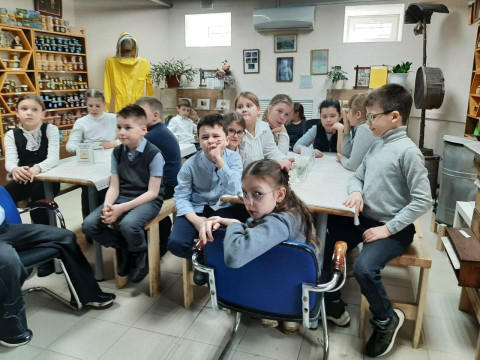 Католическая гимназия в гостях у Музея меда